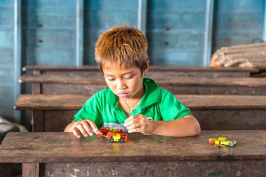 Chong Khneas, Kamboçya - 11 Haziran 2018: Siem Reap, Kamboçya Chong Khneas kayan köy okulunda yüzen Kamboçyalı öğrencinin