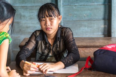 Chong Khneas, Kamboçya - 11 Haziran 2018: okulda Chong Khneas köyü yakınlarında Siem Reap, Kamboçya yüzer yüzer Kamboçyalı öğrencilere