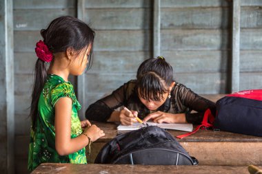 Chong Khneas, Kamboçya - 11 Haziran 2018: okulda Chong Khneas köyü yakınlarında Siem Reap, Kamboçya yüzer yüzer Kamboçyalı öğrencilere