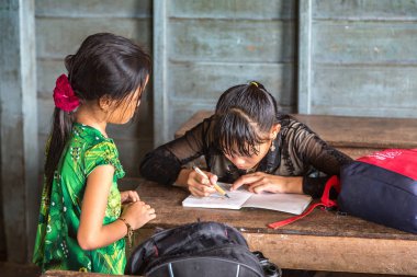 Chong Khneas, Kamboçya - 11 Haziran 2018: okulda Chong Khneas köyü yakınlarında Siem Reap, Kamboçya yüzer yüzer Kamboçyalı öğrencilere