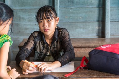 Chong Khneas, Kamboçya - 11 Haziran 2018: okulda Chong Khneas köyü yakınlarında Siem Reap, Kamboçya yüzer yüzer Kamboçyalı öğrencilere