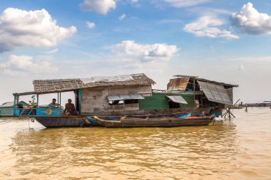 Chong Khneas, Kamboçya - 11 Haziran 2018: Chong Khneas kayan köyü yakınlarında Siem Reap, Kamboçya'da bir yaz günü