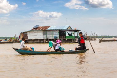 Chong Khneas, Kamboçya - 11 Haziran 2018: Chong Khneas kayan köyü yakınlarında Siem Reap, Kamboçya'da bir yaz günü