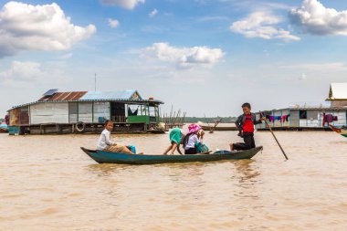 Chong Khneas, Kamboçya - 11 Haziran 2018: Chong Khneas kayan köyü yakınlarında Siem Reap, Kamboçya'da bir yaz günü