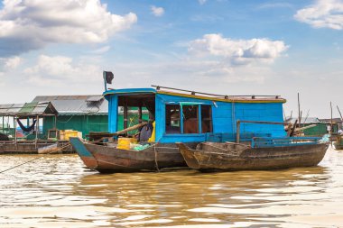 Chong Khneas kayan köyü yakınlarında Siem Reap, Kamboçya'da bir yaz günü