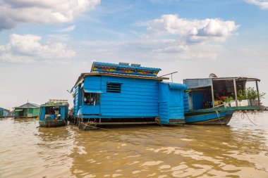 Chong Khneas kayan köyü yakınlarında Siem Reap, Kamboçya'da bir yaz günü