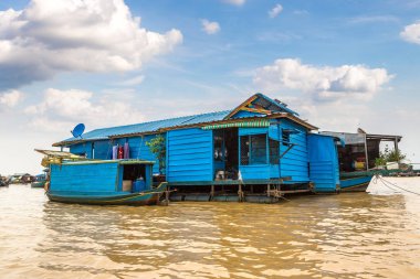 Chong Khneas kayan köyü yakınlarında Siem Reap, Kamboçya'da bir yaz günü
