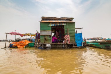 Chong Khneas, Kamboçya - 11 Haziran 2018: Chong Khneas kayan köyü yakınlarında Siem Reap, Kamboçya'da bir yaz günü