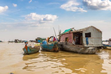 Chong Khneas kayan köyü yakınlarında Siem Reap, Kamboçya'da bir yaz günü