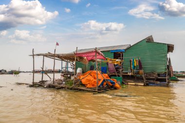 Chong Khneas kayan köyü yakınlarında Siem Reap, Kamboçya'da bir yaz günü