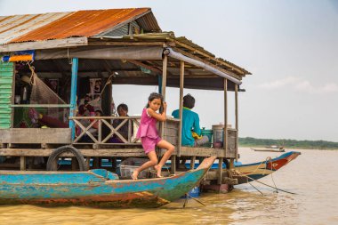Chong Khneas, Kamboçya - 11 Haziran 2018: Chong Khneas kayan köyü yakınlarında Siem Reap, Kamboçya'da bir yaz günü