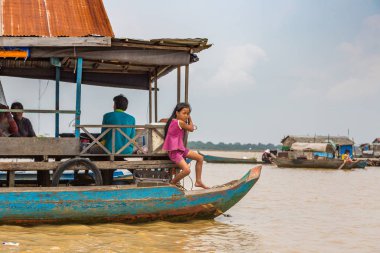 Chong Khneas, Kamboçya - 11 Haziran 2018: Chong Khneas kayan köyü yakınlarında Siem Reap, Kamboçya'da bir yaz günü