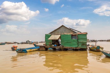 Chong Khneas kayan köyü yakınlarında Siem Reap, Kamboçya'da bir yaz günü