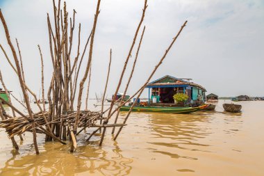 Chong Khneas kayan köyü yakınlarında Siem Reap, Kamboçya'da bir yaz günü