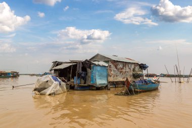 Chong Khneas kayan köyü yakınlarında Siem Reap, Kamboçya'da bir yaz günü