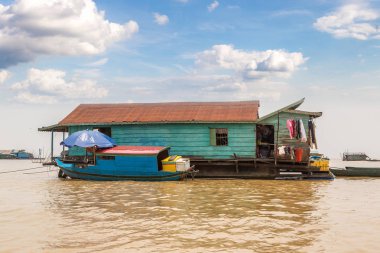 Chong Khneas kayan köyü yakınlarında Siem Reap, Kamboçya'da bir yaz günü