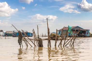Chong Khneas kayan köyü yakınlarında Siem Reap, Kamboçya'da bir yaz günü