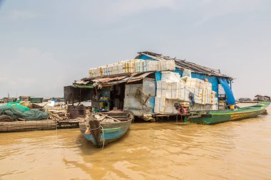 Chong Khneas, Kamboçya - 11 Haziran 2018: Chong Khneas kayan köyü yakınlarında Siem Reap, Kamboçya'da bir yaz günü