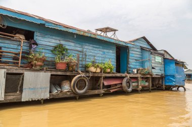 Chong Khneas kayan köyü yakınlarında Siem Reap, Kamboçya'da bir yaz günü