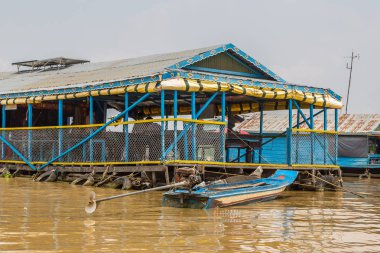 Chong Khneas kayan köyü yakınlarında Siem Reap, Kamboçya'da bir yaz günü