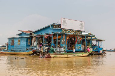 Chong Khneas, Kamboçya - 11 Haziran 2018: Chong Khneas kayan köyü yakınlarında Siem Reap, Kamboçya'da bir yaz günü