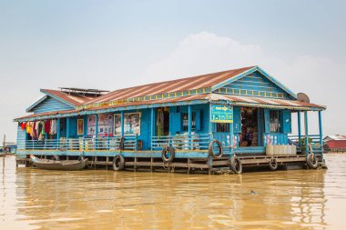 Chong Khneas, Kamboçya - 11 Haziran 2018: Chong Khneas kayan köyü yakınlarında Siem Reap, Kamboçya'da bir yaz günü