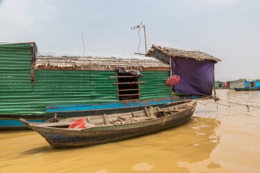 Chong Khneas kayan köyü yakınlarında Siem Reap, Kamboçya'da bir yaz günü