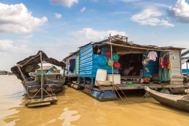 Chong Khneas kayan köyü yakınlarında Siem Reap, Kamboçya'da bir yaz günü