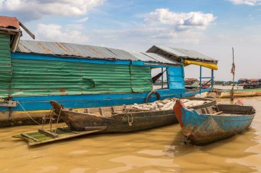 Chong Khneas kayan köyü yakınlarında Siem Reap, Kamboçya'da bir yaz günü