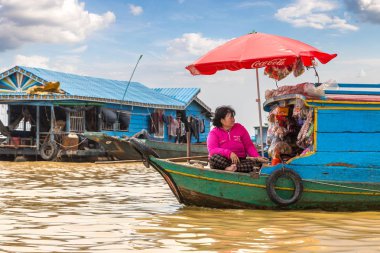 Chong Khneas, Kamboçya - 11 Haziran 2018: Kadın satan sebze ve meyve Chong Khneas kayan köyü bir tekne Siem Reap, Kamboçya yakın: