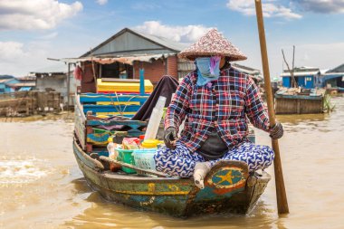 Chong Khneas, Kamboçya - 11 Haziran 2018: Kadın satan sebze ve meyve Chong Khneas kayan köyü bir tekne Siem Reap, Kamboçya yakın: