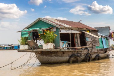 Chong Khneas kayan köyü yakınlarında Siem Reap, Kamboçya'da bir yaz günü