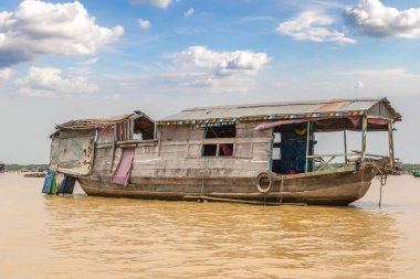 Chong Khneas kayan köyü yakınlarında Siem Reap, Kamboçya'da bir yaz günü