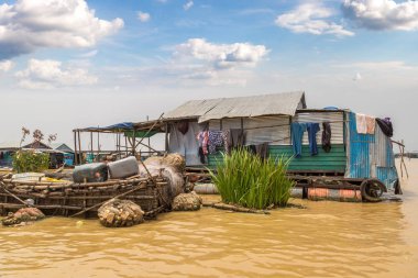 Chong Khneas kayan köyü yakınlarında Siem Reap, Kamboçya'da bir yaz günü