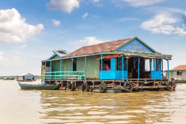 Chong Khneas kayan köyü yakınlarında Siem Reap, Kamboçya'da bir yaz günü