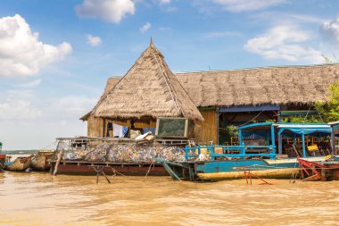 Chong Khneas kayan köyü yakınlarında Siem Reap, Kamboçya'da bir yaz günü
