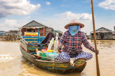 Chong Khneas, Kamboçya - 11 Haziran 2018: Kadın satan sebze ve meyve Chong Khneas kayan köyü bir tekne Siem Reap, Kamboçya yakın: