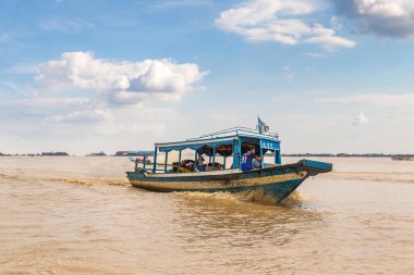 Chong Khneas, Kamboçya - 11 Haziran 2018: Chong Khneas kayan köyü yakınlarında Siem Reap, Kamboçya'da bir yaz günü