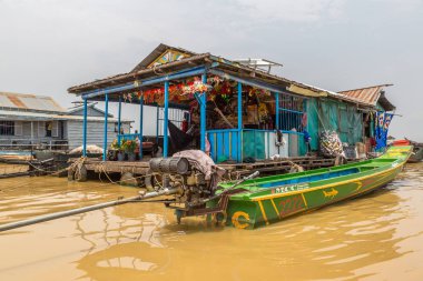 Chong Khneas, Kamboçya - 11 Haziran 2018: Chong Khneas kayan köyü yakınlarında Siem Reap, Kamboçya'da bir yaz günü