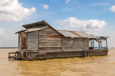 Chong Khneas kayan köyü yakınlarında Siem Reap, Kamboçya'da bir yaz günü