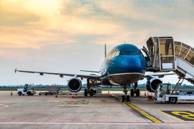 Merdiven ve Noi Bai havaalanında, Hanoi, Vietnam bir yaz günü Vietnam havayolları Uçak Airbus A330