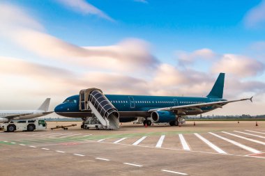 Uçak Airbus A330 Vietnam havayolları Noi Bai havaalanında, Hanoi, Vietnam bir yaz günü