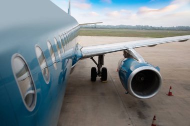 Uçak ve motoru Noi Bai havaalanında, Hanoi, Vietnam bir yaz günü