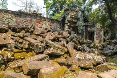 Ta Prohm tapınak kalıntıları olduğunu Khmer antik tapınak Siem Reap içinde karmaşık Angkor Wat, Kamboçya'da bir yaz günü