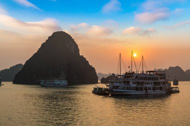 Halong bay, Vietnam bir yaz günü'nde günbatımı