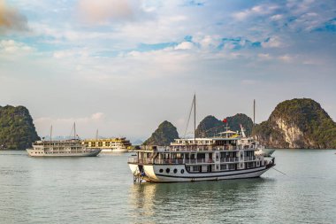 Dünya doğal mirası Halong bay, bir yaz günü Vietnam'da