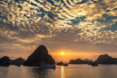 Halong bay, Vietnam bir yaz günü'nde günbatımı