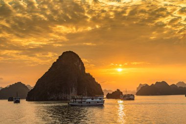Halong bay, Vietnam bir yaz günü'nde günbatımı