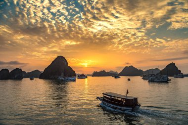 Halong bay, Vietnam bir yaz günü'nde günbatımı