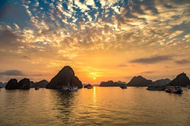 Halong bay, Vietnam bir yaz günü'nde günbatımı